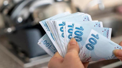 En düşük emekli aylığına gelecek zammı açıkladı. SGK uzmanı Özgür Erdusun'dan temmuz ayında yüzde 40 zam bekleyen emeklileri üzecek haber geldi.