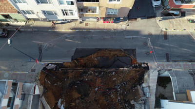 İstanbul'da korku dolu anlar. Toprak kayması panik yarattı! Üsküdar'da istinat duvarı çöktü binalar boşaltıldı
