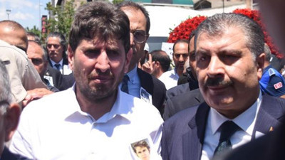 Sağlık Bakanı Fahrettin Koca'dan kötü haber. Fahrettin Koca'nın ayak parmakları kırıldı. Gazeteci Barış Yarkadaş tv100 canlı yayınında açıkladı.