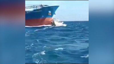 Korku dolu anlar kamerada: Dev gemi balıkçı teknesini böyle biçti!