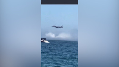 Savaş uçağının nefes kesen gösterisi kamerada