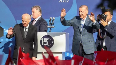 Cumhurbaşkanı Recep Tayyip Erdoğan ve Devlet Bahçeli Saraçhane'deki 15 Temmuz anma programında konuştu. Erdoğan ve Bahçeli'den kritik mesajlar