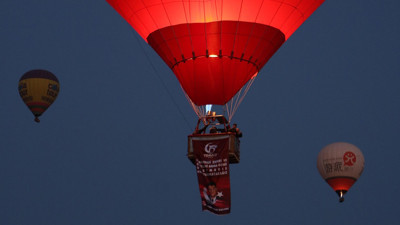 Kapadokya'da 15 Temmuz anması. Balonlar Türk bayrakları ve Ömer Halisdemir posterleriyle havalandı