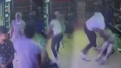 Tatil için gelen genç kızı taciz edip öldüresiye dövdüler. İstanbul'dan Sakarya'ya tatile gelmişti, tacize uğrayan genç kız sığındığı tekel bayisinde öldüresiye dövüldü