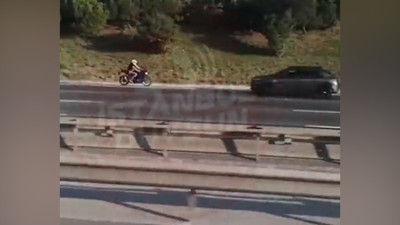 Trafikte şoke eden anlar: Ters yönden giden motosiklet sürücüsü yürekleri ağza getirdi!