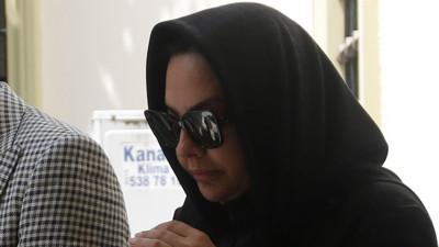 Ebru Gündeş annesini son yolculuğuna uğurladı