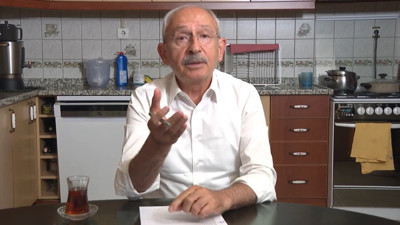 CHP lideri Kemal Kılıçdaroğlu'ndan çarpıcı iddialar. Kılıçdaroğlu'ndan milyonlarca vatandaşa sıfır araç vaadi... Kılıçdaroğlu yine evinin mutfağından video çekti. Kılıçdaroğlu'ndan ÖTV ve KDV açıklaması
