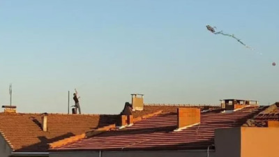 Tehlikeli anlar kamerada: 5 katlı apartmanın çatısında uçurtma uçurdu!