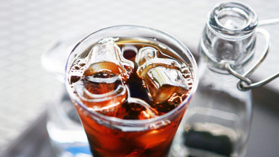 Buzlu içeceklerde büyük tehlike. En sıcak günlerde ani bir şekilde soğuk su ve buzlu içecek tüketenler dikkat Uzman doktordan çok ciddi uyarı: Sağlığınızı riskte atıyorsunuz, kalp ritminiz bozulabilir