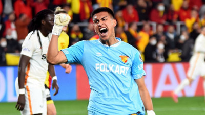 Altay Bayındır'a alternatif olabilecek bir kaleci arayan Fenerbahçe, Göztepeli İrfan Can Eğribayat'ı kadrosuna katmak istiyor