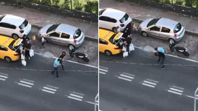Sokak ortasında boks maçını aratmayan kavga: Taksi şoförüyle motosiklet sürücüsü birbirine girdi! İşte o anlar...