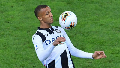 Fenerbahçe, Attila Szalai'nin takımdan ayrılması durumunda stoper bölgesi için Rodrigo Becao'yu düşünüyor