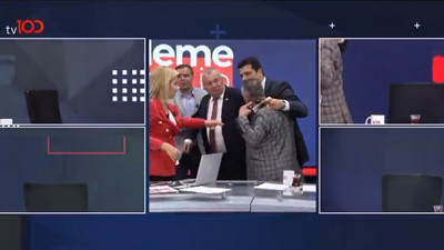 tv100 yönetimi Cemal Enginyurt'un eylemini şiddetle kınadı. Cemal Enginyurt, Latif Şimşek'i korumasıyla birlikte darbetti. İşte canlı yayındaki o gergin anlar