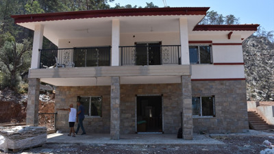 Marmaris'te geçen yıl yaşanan yangın felaketinde evlerini kaybedenler TOKİ'nin yaptığı evlerine birer birer kavuşuyor
