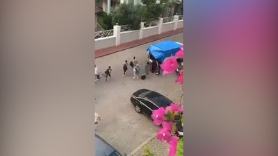 Mülteci tartışmasında yeni görüntü. Kamyonetle getirildiler, şehir merkezine dağıldılar. Marmaris'teki görüntüler sosyal medyada gündem oldu