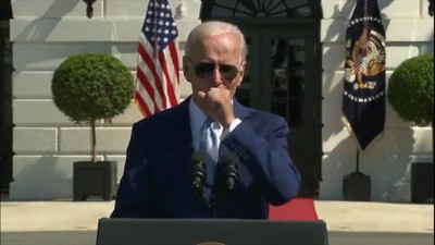 Joe Biden’ın sağlık durumu gündem oldu: Defalarca öksürdü, tokalaştığını unuttu