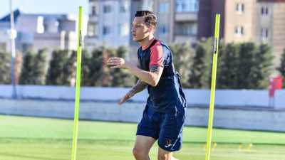 Medipol Başakşehir'in rezerv lig takımıyla maça çıkan Mesut Özil ilk maçında yedi gollü ağır bir yenilgi aldı
