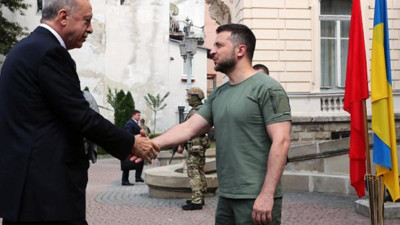 Erdoğan, Zelensky'nin daveti üzerine Ukrayna'da. Beraberindeki heyetle birlikte Ukrayna'ya giden Erdoğan, Zelensky ile ikili görüşme gerçekleştirdi