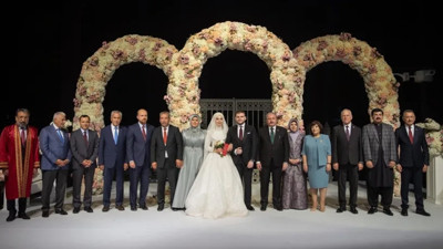 TBMM Başkanı Mustafa Şentop'un mutlu günü. Şentop'un oğlu Mehmet Selahaddin Şentop, Ayşegül Akbulut ile evlendi. Bülent Arınç ve Bilal Erdoğan nikah şahitleri arasında yer aldı.  Nikahı İstanbul Müftüsü Safi Arpaguş kıydı