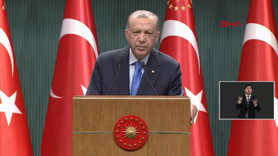 Cumhurbaşkanı Erdoğan'dan kabine toplantısı sonrası kritik açıklamalar... Mardin ve Gaziantep kazaları hakkında konuştu. Erdoğan'dan; faiz, enflasyon ve ticaret değerlendirmesi. Erdoğan yeni ekonomi modelinde kimin kazanacağını açıkladı