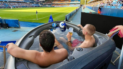 Troyes-Rennes maçında iki taraftar maçı saha kenarına kurulan jakuzide izledi