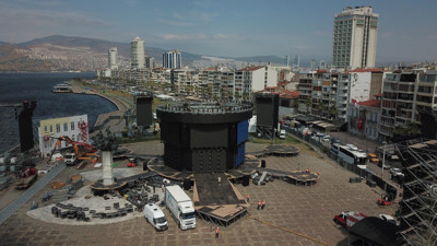 Kordon'da Tarkan'a özel fiyat tarifesi. 9 Eylül etkinlikleri kapsamında İzmir'de Tarkan sahne alacak mekanlar o güne özel mönü fiyatlarını fiksledi