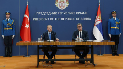 Bir ülke ile daha kimlikle seyahat dönemi. Cumhurbaşkanı Erdoğan Sırbistan Cumhurbaşkanı Aleksandar Vuçiç ile bir araya geldi. İki ülke arasında 7 anlaşma imzalandı, kimlikle seyahat dönemi başladı