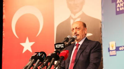 Vedat Bilgin: EYT de sözleşme sorunu da önümüzde, çözüyoruz. Çalışma ve Sosyal Güvenlik Bakanı Vedat Bilgin EYT ve sözleşme sorunu ile ilgili kritik açıklamalarda bulundu