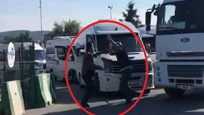Karayolunu boks ringine çevirdiler: Servis ve kamyon şoförlerinin sopalı ‘yol verme’ kavgası kamerada