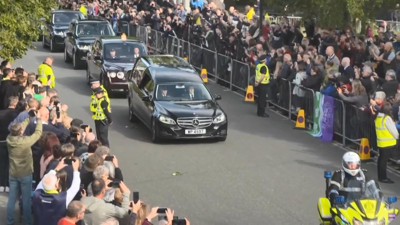 Kraliçe Elizabeth’e son veda... Elizabeth'in naaşı Balmoral Kalesi'nden Edinburgh’a vardı. Elizabeth'in naaşının salı günü Londra'ya götürülmesi planlanıyor