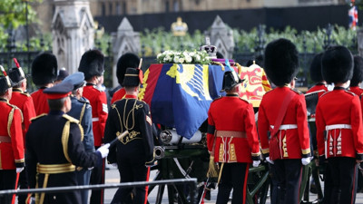 Kraliçe Elizabeth'in naaşı Buckingham Sarayı'ndan Westminster Hall'a getirildi