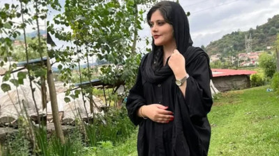 İran'da gözaltına alınan genç kadının ölmesi üzerine başlayan gösteriler sürüyor