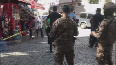İstanbul Fatih'te iki polis memuru vuruldu. Durdurduğu araçtaki kişiler ateş açtı. Başakşehir'de 2 kişi öldürdükten sonra Fatih'te polisleri vuran Güven Güler yakalandı