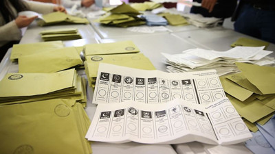 8 partili yeni ittifak geliyor. Siyaset sahnesinde kartlar yeniden karılacak. Adalet Partisi Genel Başkanı Prof. Dr. Necdet Öz bombayı patlattı. 6'lı masaya alternatif ittifak geliyor. Son kulisleri Fuat Uğur tv100 canlı yayınında anlattı