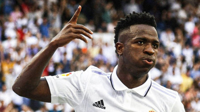 Yine İspanya yine ırkçılık! Vinicius Jr. sinirlerine hakim olamadı. Valencia maçında kırmızı kart gören genç yıldızı takım arkadaşları sakinleştirmekte zorlandı