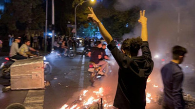 İran'da halk ayaklanması başladı. Dini liderler Hamaney ve Humeyni'nin resimleri devlet binalarından indiriliyor. İran'da yaşayan 22 yaşındaki Mahsa Emini'nin ölümünden sonra başlayan protestolar büyüdü