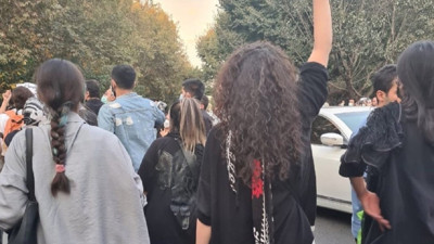 İranlı kadınlar konuştu. "Yaşamıyorum gün sayıyorum. Şeriat istemek için hasta olmak gerek. Laikliğinizin değerini bilin!"