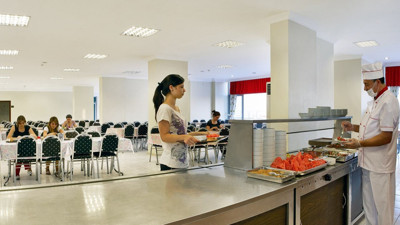 KYK yurtlarında yemek skandalı. Çeyrek ekmek veriliyor standart menü karın doyurmuyor. İsyan eden üniversite öğrencileri neredeyse kuru ekmeğe talim etti