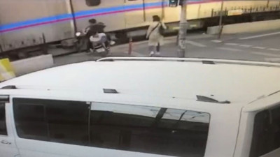 Feci kaza: Tramvaya çarptı, metrelerce sürüklendi. İki gün önce aldığı motosikletle tramvaya çarptı metrelerce sürüklendi ağır yaralandı