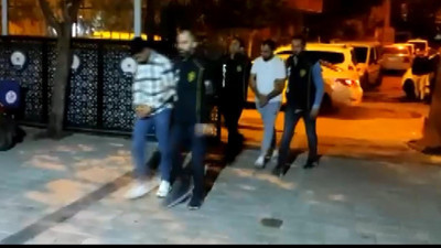 Vahşi cinayetin görüntülerini çekenlere gözaltı. Bağcılar'da bir kişi annesinin kafasını kesip aşağı atmıştı o görüntüleri çeken iki kişi gözaltına alındı