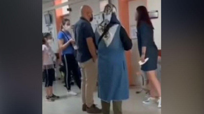 Sosyal medya bu doktoru konuşuyor! İzmir'de hasta yakını ile doktor arasındaki tartışma kamerada  'Sen kimsin bana soru soruyorsun?'