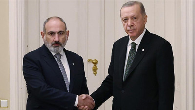 Cumhurbaşkanı Erdoğan'dan diplomasi trafiği. Erdoğan, Paşinyan ile görüştü. 13 yıl sonra liderler düzeyinde ilk görüşme