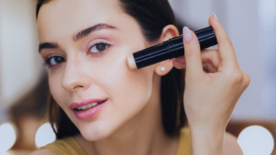 Yok gibi makyaj yapmanın püf noktası! Makyaj artistinden adım adım uygulama rehberi…