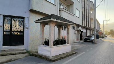 Bursa İnegöl'de esrarengiz mezar! Gizemli mezarın efsaneleri mahalleliyi ikiye böldü. O mezar aşkından ölen kıza mı ait, öldürülen kıza mı?