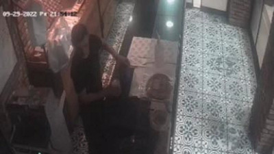 İzmir'de böyle vicdansız hırsız görülmedi! SMA hastası çocukların yardım kumbarasını çaldı. Fırından SMA'lı çocukların bağış kumbarasını çalan hırsız kameralara yakalandı