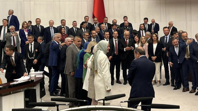 Sosyal medya düzenlemesi yasalaştı. ‘Dezenformasyonla Mücadele Yasası’ Meclis Genel Kurulu'ndan AK Parti ve MHP oylarıyla geçti.