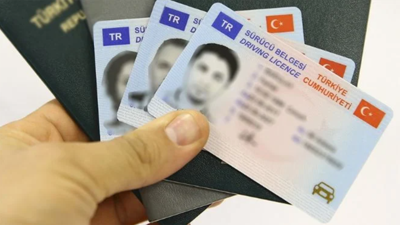Yeni ehliyetlerle ilgili kritik açıklama. Eski tip ehliyetler için değiştirme süresi iki yıl uzatılmıştı Nüfus Müdürlüğü yenileme ücretleri hakkında kritik açıklama yaptı İşte ehliyet yenileme açıklaması