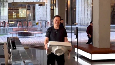 Elinde lavabo ile Twitter binasına giren Musk'tan ilk mesaj: Kuş özgür