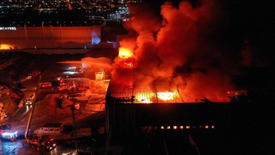 Bursa’daki dev tekstil fabrikası cayır cayır yandı. Bursa'da alevler şehrin dört bir yanından görüldü. Bursa Valisi yangınla ilgili açıklama yaptı