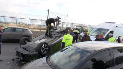 Kaza bu sefer kırmızı ışıkta! Kırmızı ışıkta bekleyen araca çarptı. Hızını alamadı takla attı